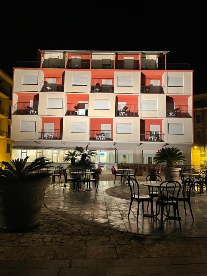 אימפריה Hotel Robinia מראה חיצוני תמונה