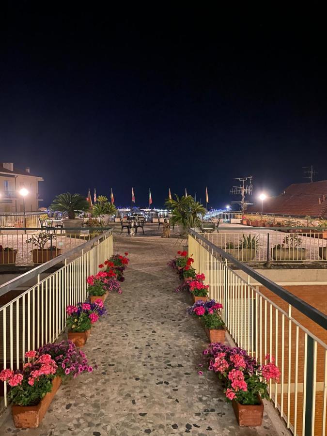 אימפריה Hotel Robinia מראה חיצוני תמונה