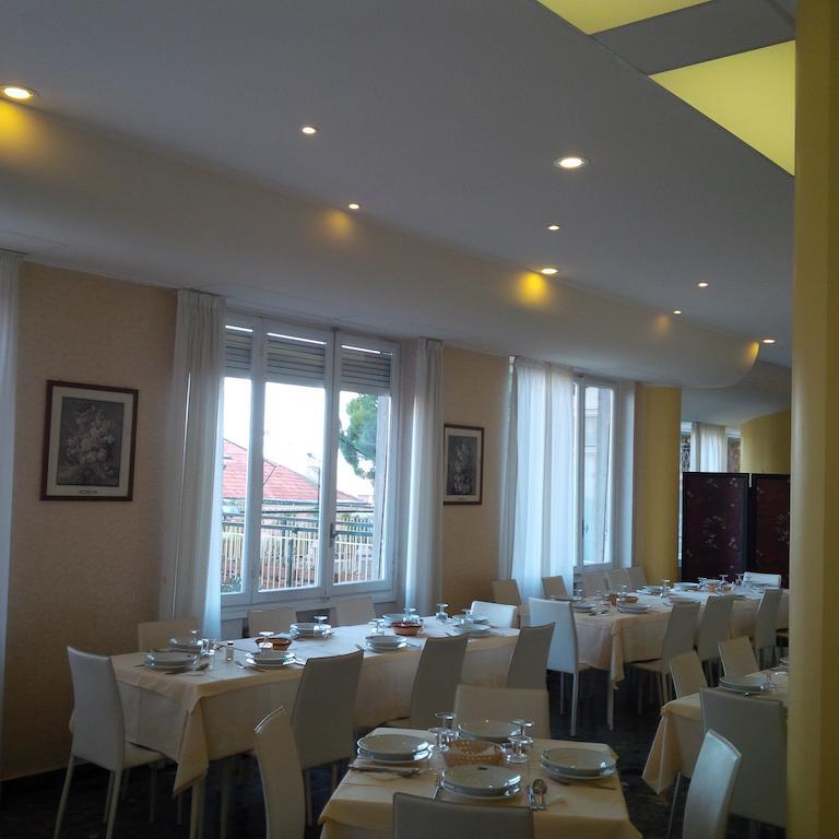 אימפריה Hotel Robinia מראה חיצוני תמונה
