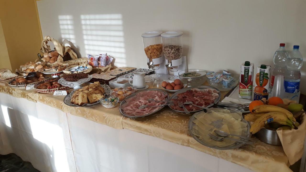 אימפריה Hotel Robinia מראה חיצוני תמונה