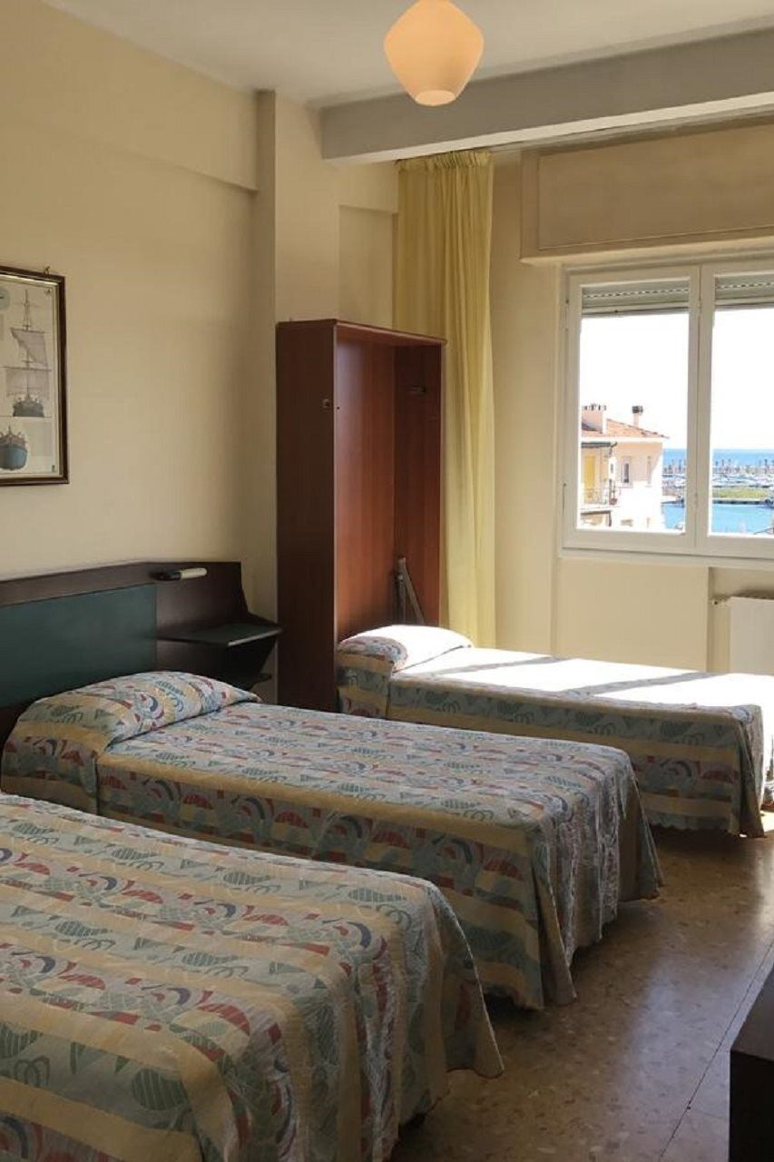 אימפריה Hotel Robinia מראה חיצוני תמונה